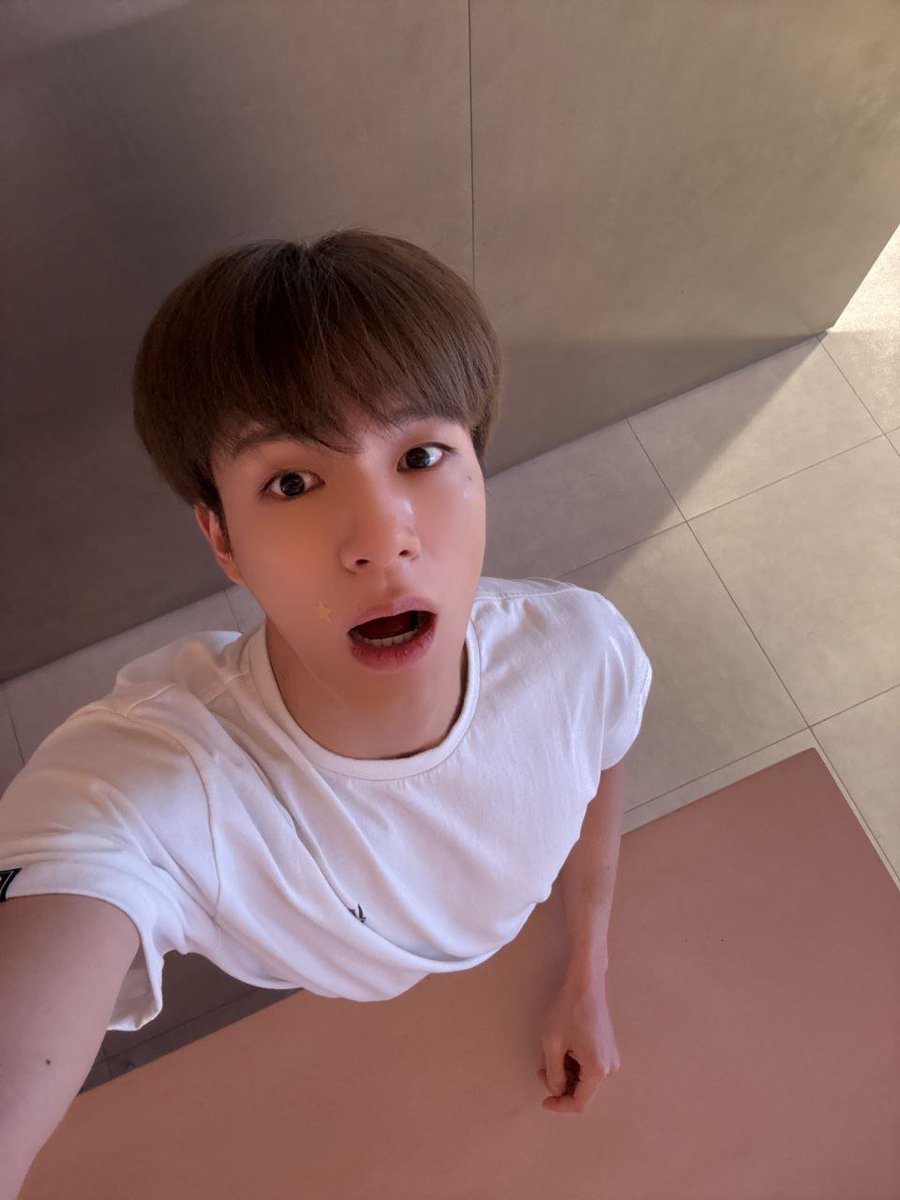 Leejeeno's tweet photo. FYI, this is Jeno's selca from a year ago because he was flexing his new phone. 😭 https://t.co/L48kHmvXIC