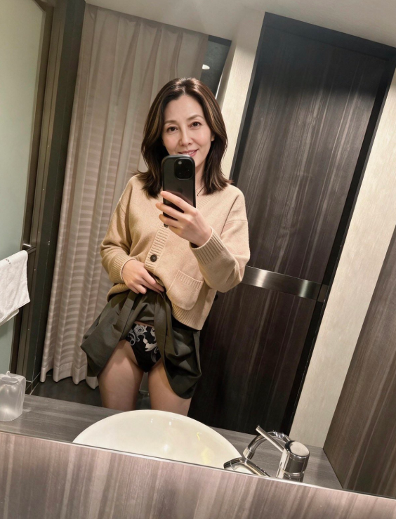 Michellepotteb2's tweet photo. 男性のみなさんに質問です💭
こんな64歳のババアと一緒におうちデートできますか...？？

①絶対にむり
②全然いける https://t.co/TORHpaNpfn