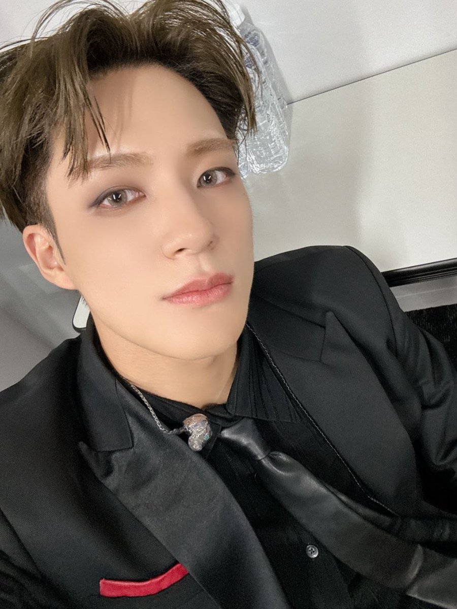 Leejeeno's tweet photo. Oh, this epic selca was taken one year ago. https://t.co/MbecmuGiG6