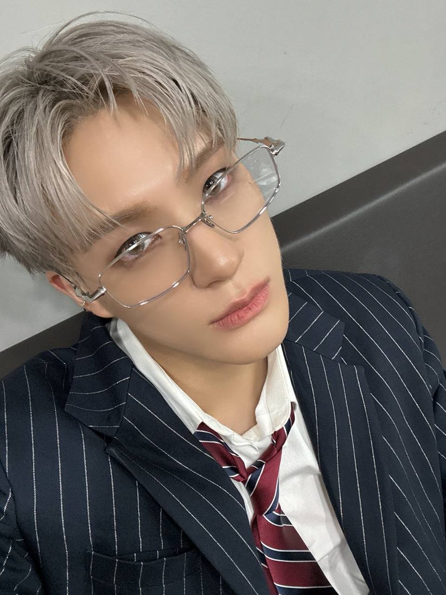 Leejeeno's tweet photo. Oh, this epic selca was taken one year ago. https://t.co/MbecmuGiG6