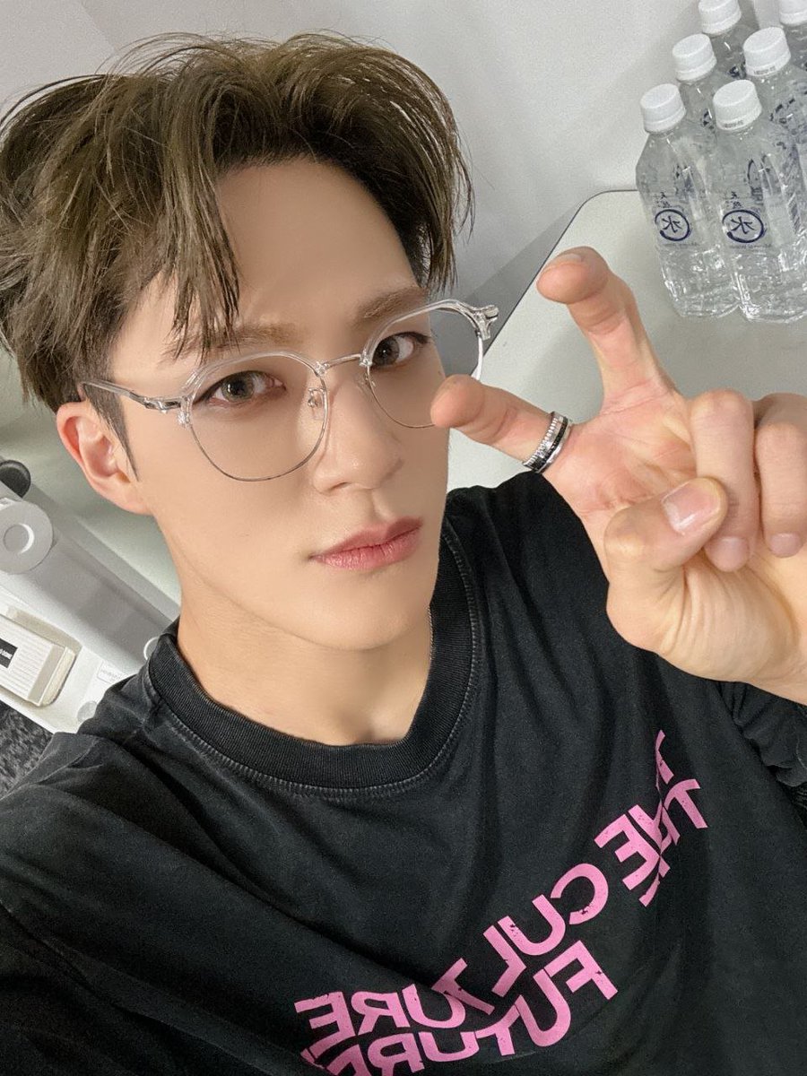 Leejeeno's tweet photo. Oh, this epic selca was taken one year ago. https://t.co/MbecmuGiG6