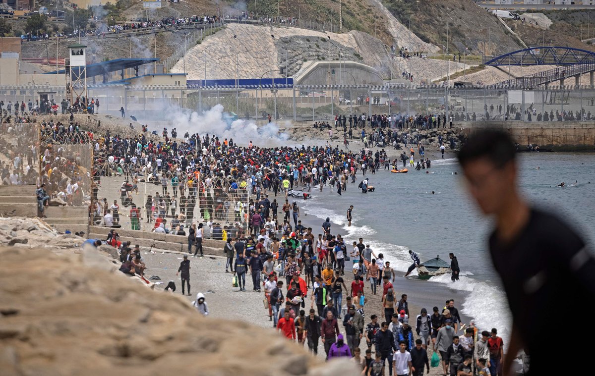 dms1208's tweet photo. When 60,000 of your neighbors show up uninvited.
#SpainInvasion https://t.co/vCkWjhDAaT