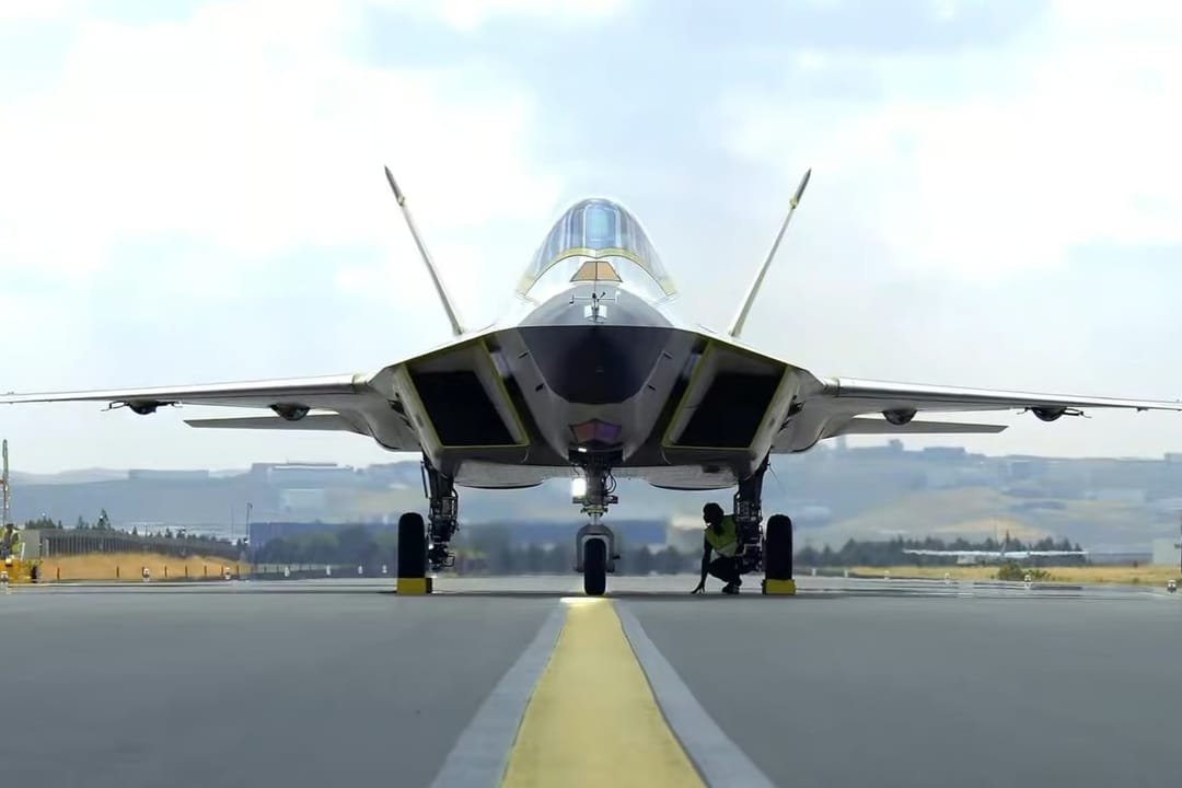 MuhammadHilmi89's tweet photo. Ini salah satu alasan kenapa gw konsisten mendukung Kızılelma dan KAAN untuk masa depan TNI AU.
Masa bodo kalau KAAN sering dibilang "layang-layang" cuma karena urusan mesin pendorong yang masih berproses. Secara progress pengembangan, arah roadmap teknologi 2 program ini cuku jelas.

Banyak teknologi canggih yang diproyeksikan untuk KAAN nyatanya sudah diuji coba dan diimplementasikan secara visual di platform lain seperti Kızılelma. Beberapa di antaranya yang sudah teridentifikasi:

- KARAT – Infrared Search and Track (IRST)
- TOYGUN – Electro-Optical Targeting System (EOTS)
- Conformal EW/ECM Antenna Array

Sebagai contoh, Gw salfok penempatan antena ECM pada KAAN terlihat mengusung konsep yang serupa dengan Kızılelma, yakni terintegrasi secara conformal di bagian leading edge (ujung depan) vertical fin pesawat.

Sementara itu, Kızılelma punya potensi sangat besar sebagai game changer doktrin udara masa depan baik berperan sebagai Loyal Wingman pendamping fighter utama, maupun beroperasi mandiri sebagai stealth unmanned fighter.

Proof of conceptnya jalan, risetnya berjenjang, dan ekosistem industri pertahanannya bener2 matang.