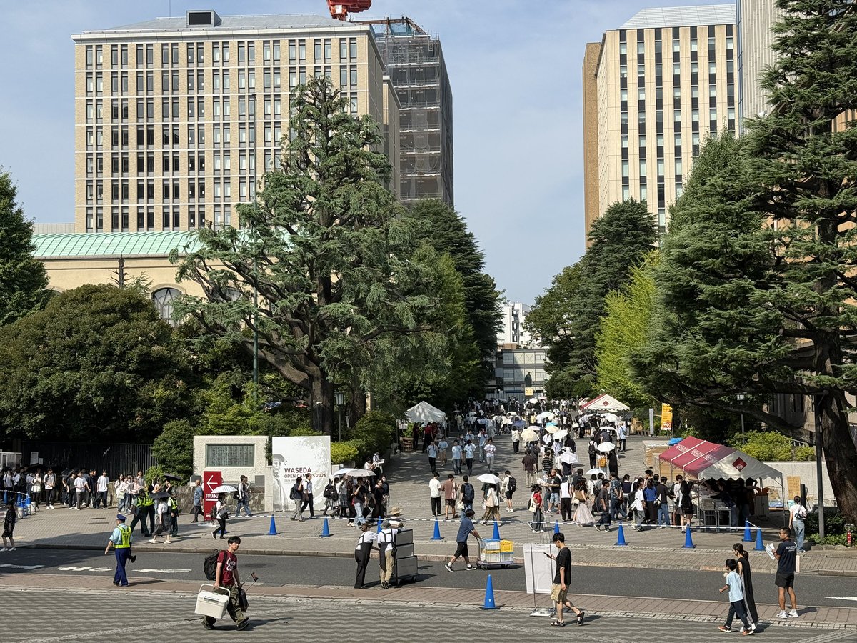 baba_keizai's tweet photo. 【#今日の馬場経】
今日明日と早稲田大学ではオープンキャンパスが開催！朝一からものすごい人出です！！ https://t.co/OUyyQBAJTU