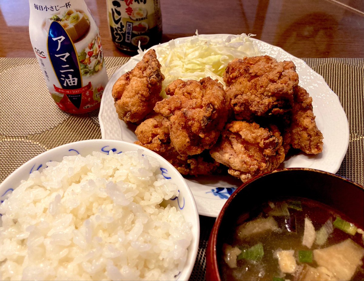 ishii5260's tweet photo. ご存知のように意識高い系なので、生野菜はアマニ油で食べてます。健康は食事から。

うっひょー！
塩麹唐揚げザックザク！
ニンニクも効いてて美味ーっ！ https://t.co/lq1a0H9GdF