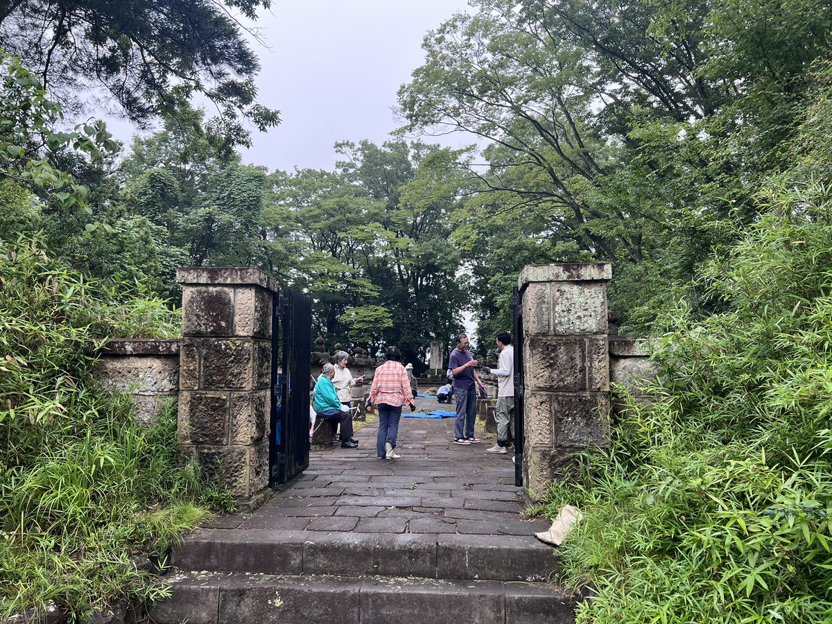 sasakikoshi's tweet photo. 「大年寺山伊達家御廟保全会」の清掃活動日でした。
議長公務のため、しばらく伺えずにおりましたが、今日は会員の皆さまと一緒に、気持ち良く掃除ができて清々しい気持ちです。

四代藩主伊達綱村公や歴代藩主が眠る大年寺山の霊廟は、地元・太白区の大切な場所です。
これからもみんなで守っていきたいと改めて強く思いました。

#大年寺山伊達家御廟保全会 #伊達家 #伊達綱村 #仙台の歴史 #大年寺山公園 #ボランティア活動 #清掃ボランティア #宮城県議会議員 #太白区