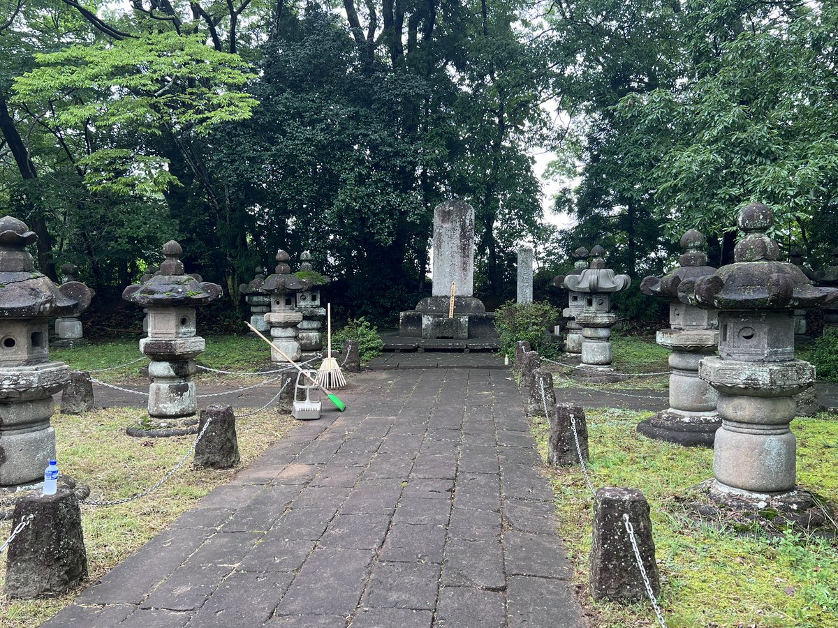 sasakikoshi's tweet photo. 「大年寺山伊達家御廟保全会」の清掃活動日でした。
議長公務のため、しばらく伺えずにおりましたが、今日は会員の皆さまと一緒に、気持ち良く掃除ができて清々しい気持ちです。

四代藩主伊達綱村公や歴代藩主が眠る大年寺山の霊廟は、地元・太白区の大切な場所です。
これからもみんなで守っていきたいと改めて強く思いました。

#大年寺山伊達家御廟保全会 #伊達家 #伊達綱村 #仙台の歴史 #大年寺山公園 #ボランティア活動 #清掃ボランティア #宮城県議会議員 #太白区