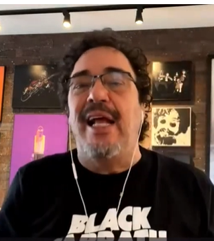 liberta___depre's tweet photo. Em sua coluna no Uol Esporte, Walter Casagrande critica homenagem do Santos a Neymar.

- Neymar ganhou uma estátua, um busto e uma camisa 10, que não é dele. Ela pertence a Pelé, e a homenagem é enorme, como se ele fosse um faraó do Antigo Egito. Como o Santos Futebol Clube e sua torcida permitem uma heresia dessas dentro do museu do clube.

Ninguém nem nada no Santos é maior que o Rei Pelé. É ridículo, patético e sem noção quem fez uma coisa dessas.

Pelé é bicampeão da Libertadores e bicampeão mundial com o Santos sendo protagonista. Pelé venceu seis vezes o Campeonato Brasileiro, dez vezes o Campeonato Paulista e foi 11 vezes artilheiro do torneio estadual.

Pelé foi tricampeão do mundo com a seleção brasileira jogando pelo time da Vila Belmiro, e ninguém fez um clube ser tão conhecido no mundo como ele fez com o Santos.

Neymar ganhou menos títulos no Santos do que os jogadores da época de Pelé, e nenhum com a seleção brasileira enquanto era atleta do clube da Vila Belmiro. Neymar não chega perto de Pelé na história do futebol mundial, mas o Santos de hoje tem que engolir uma situação indesculpável, que tenta forçar Neymar a parecer maior que o Rei.

A única camisa 10 do Santos que deve estar no museu é a de Pelé. Todos os títulos de Neymar com o Santos foram com a camisa 11.

Pelé é o eterno camisa 10 do Santos e da seleção brasileira, não Neymar.

Via: @UOLEsporte 

📷Uol / 📷Raul Baretta