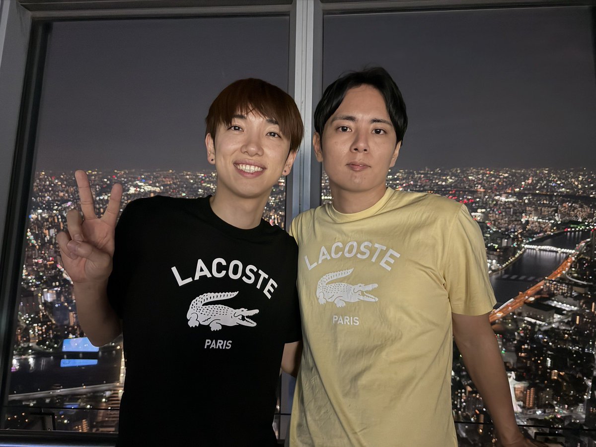 kaerutotsurugi's tweet photo. 昨日は視聴者親子、スタッフと共に夜の東京ツアーを楽しんだ2人。
夜景に負けない男前っぷりでさすが👍

さていよいよ今日はオフ会！
2人はもちろん、参加される皆さま、暑さに十分気をつけて楽しんでくださいね💖

#オフ会
#スカイツリー
#カエルとツルギ https://t.co/ABVhBGbaJR
