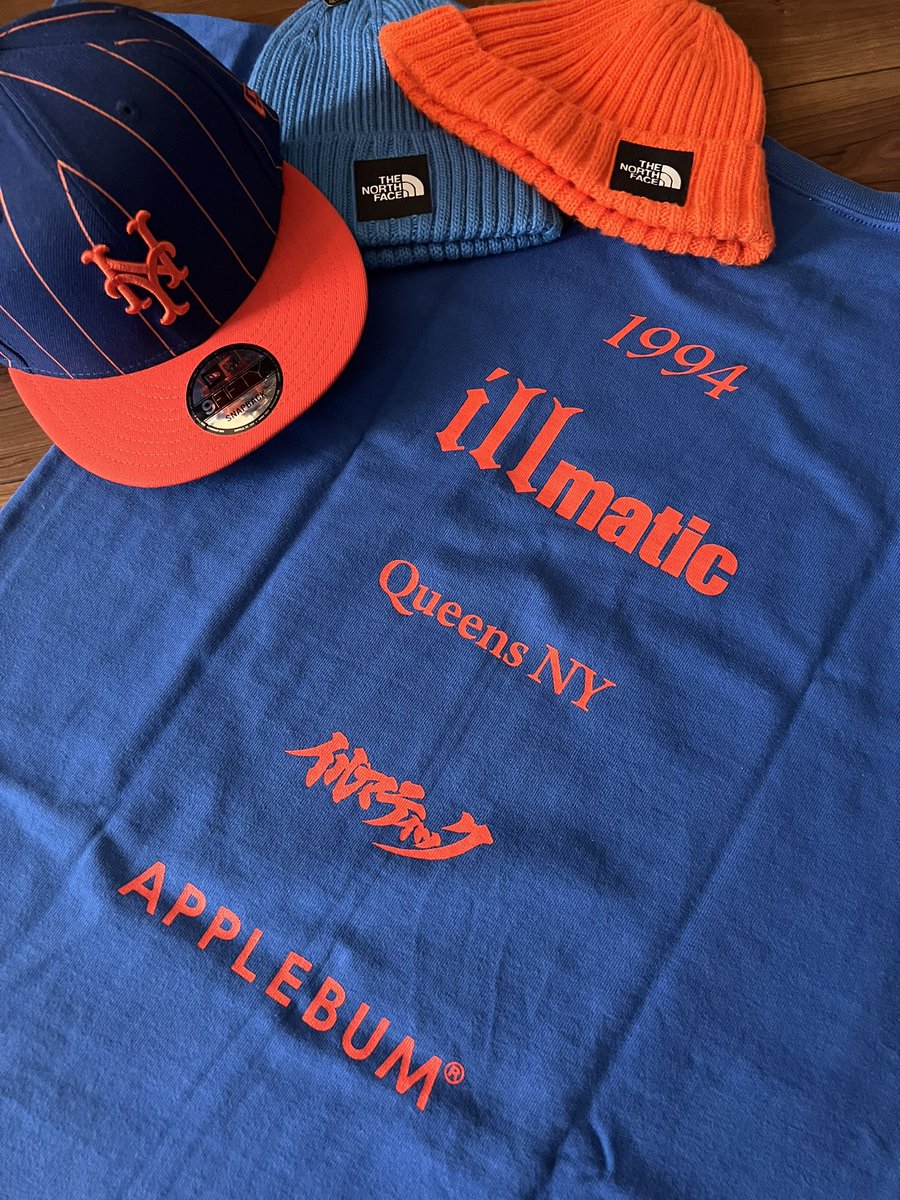takuraw_1118's tweet photo. 今日はこのTシャツでお出かけ🗽
帽子をどれにするかで絶賛悩み中🤔
スニーカーはダンクにするか、オニツカタイガーにするか💙🧡
#applebum #NAS https://t.co/e7pG3enjb8