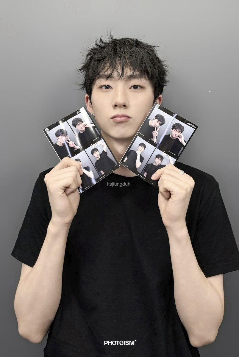 itsjiungduh's tweet photo. t-shirt with me by photoism - jiung version 🐸🥹🦖

#JIUNG #지웅 https://t.co/9SB6vbkiOR