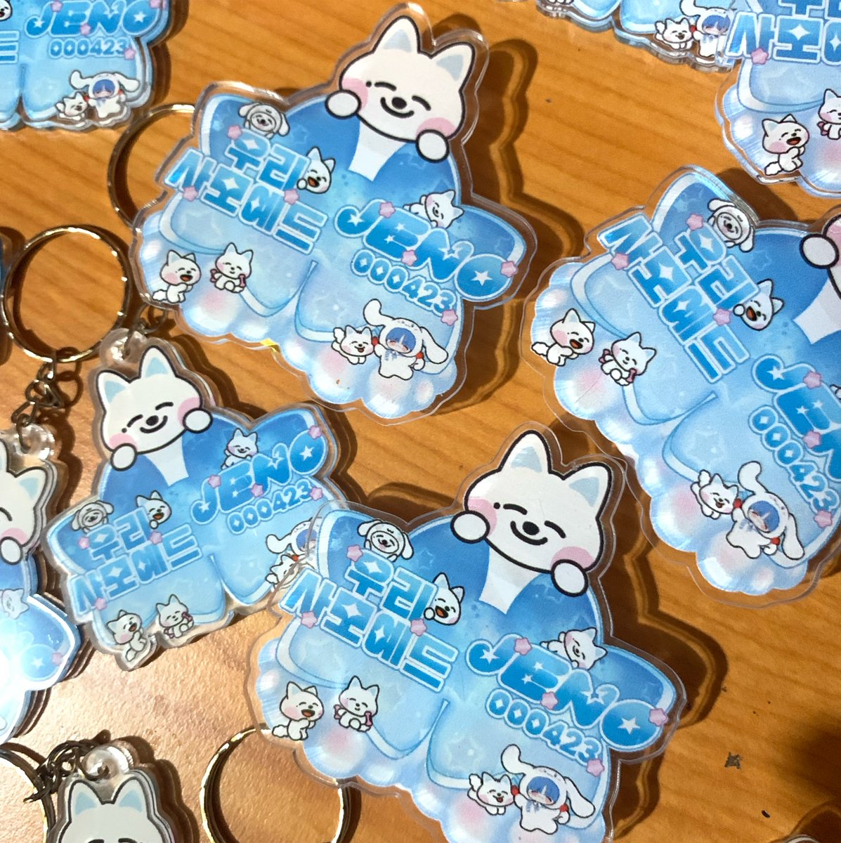 ijnjeno's tweet photo. kelebihan banyak banget ih haha, moots ada yang mau ga yaa?? ini keychain + griptok jeno ☝🏻😭 https://t.co/DJ6yBJVDFP