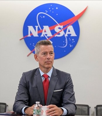 Americanforce0's tweet photo. 🚨 #BREAKING ;

🇨🇳 Xi Jinping: "The Moon’s south pole belongs to the nation that establishes a base there first. China will secure those resources for our future generations."

🇺🇸 NASA Chief: "Space is international territory under international law. Any attempt to claim lunar ground or block access will face full orbital defense measures."

🚀 Elon Musk: "Let the hardware do the talking. The first base on the Moon won't fly a government flag—it will fly a SpaceX logo."