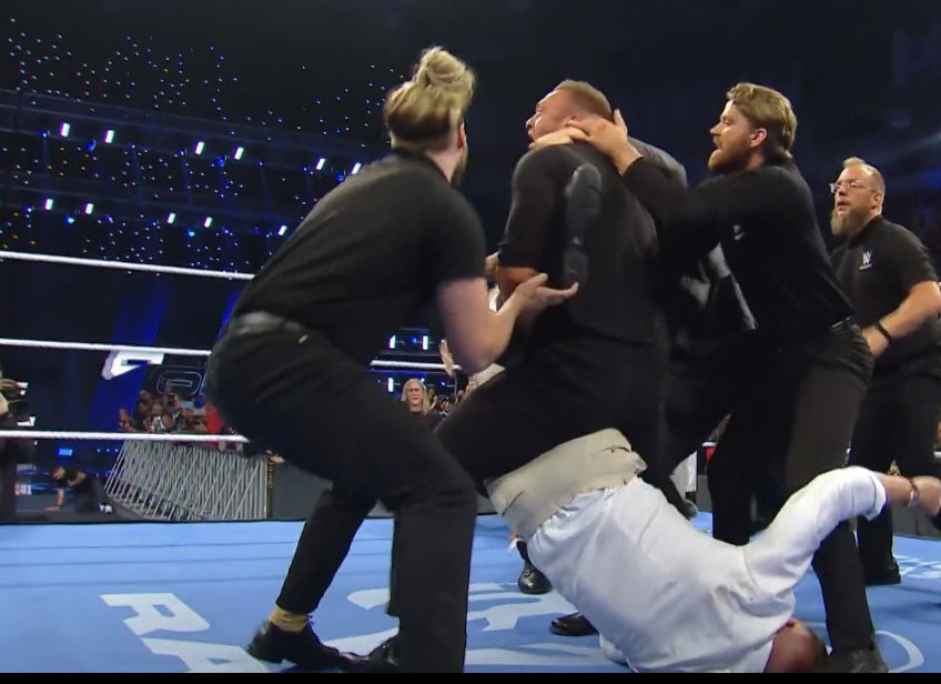 hamiltonjakein's tweet photo. Nick Aldis Locked Gunther  In a Texas Cloverleaf 🔥 Real Worker 

#SMACKDOWN https://t.co/ubp3jz1eIC