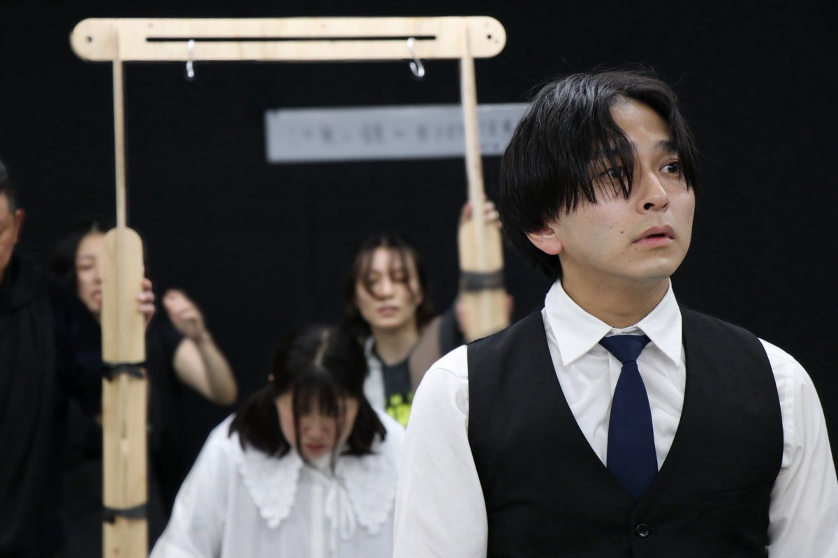 TohokuRootsPj's tweet photo. 2016年の初演は「追悼」の色合いが濃かった気がしていますが、今作は「次へのバトン」。ジョバンニがカムパネルラや、旅の途中で出会う人たちから受け取った大切なものを胸に生きていくように、誰かにとっての宝物のような舞台になればいいなと思っています。

#tohoku_roots
#銀河の一座 https://t.co/H0UOBsvl0N