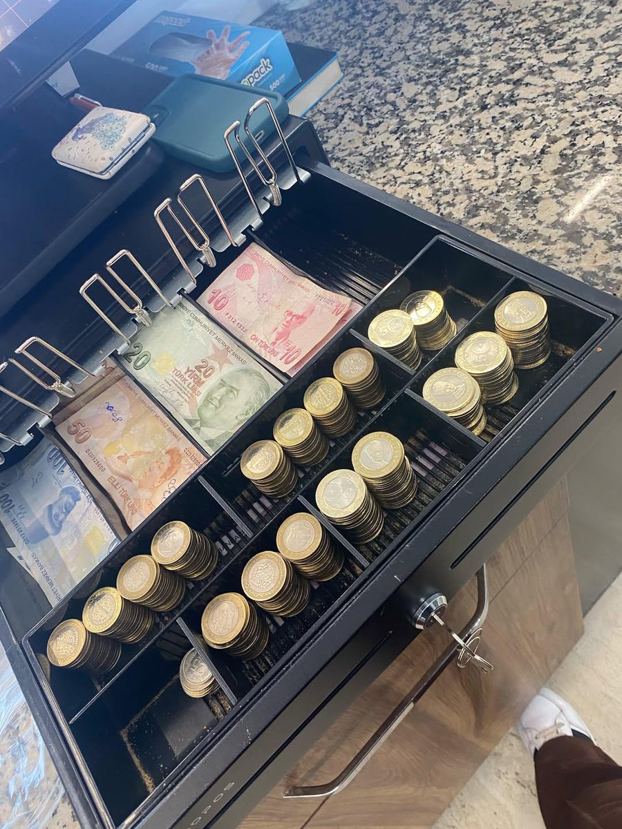 bayrakmedya's tweet photo. Üniversitede tarih öğretmenliğinden mezun olan bir gencin paylaşımı:

"Sizce ben ne iş yapıyorum?" https://t.co/hoCxt40mYH