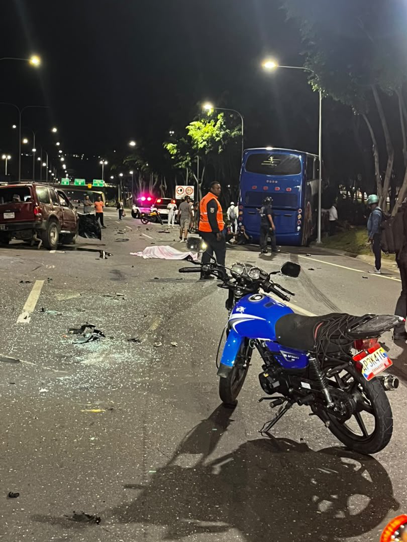 albertoprato02's tweet photo. Atentos y pendientes: 08:00pm, en Autopista Valle-Coche, reportan accidente colisión múltiple, altura del Distribuidor La Gaviota, sentido La Rinconada. El tránsito se encuentra completamente paralizado en la zona.
Precaución a quienes transitan por la vía. Tomen vías alternas. https://t.co/jQdESjvLI8