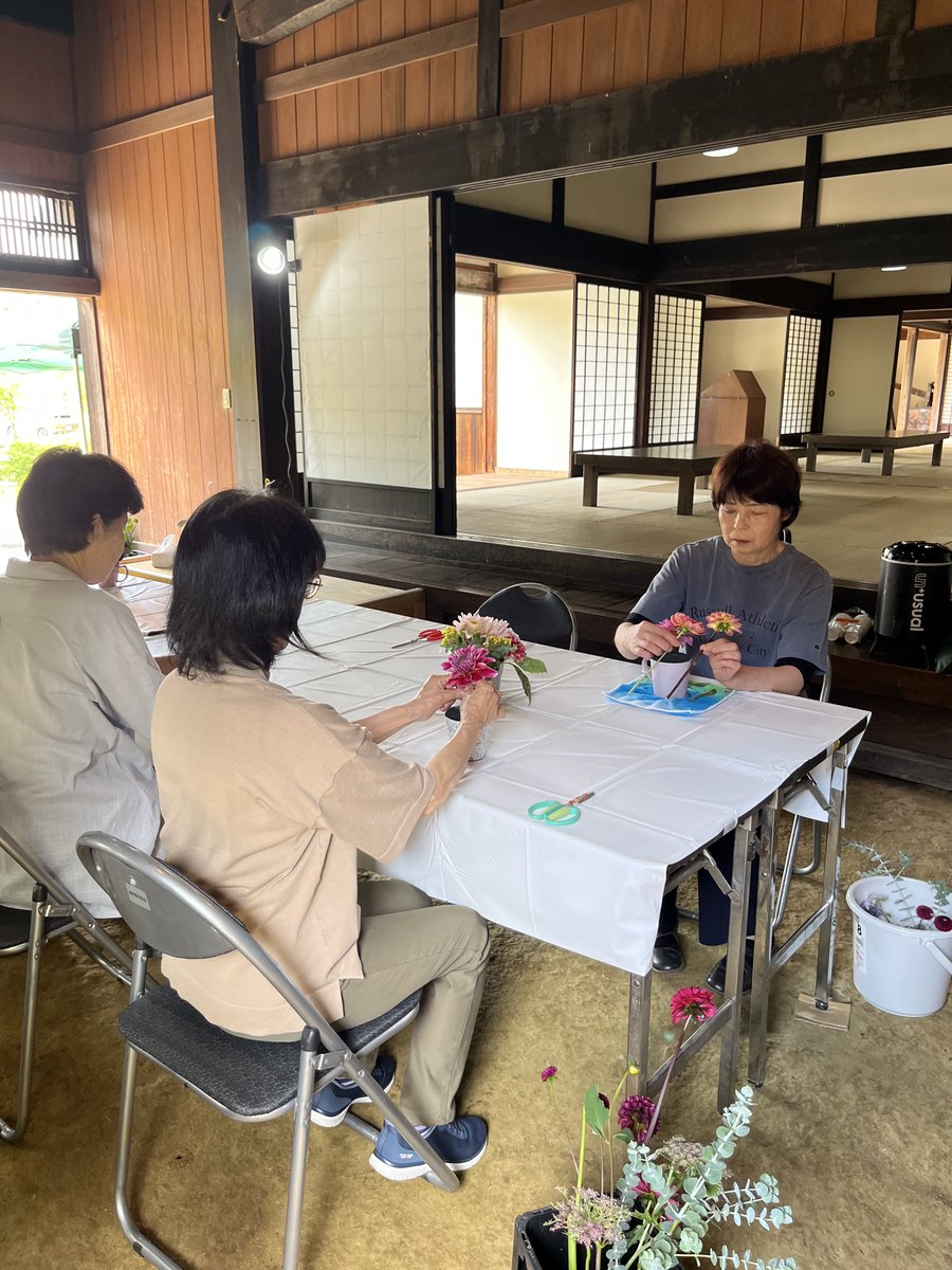 kankohanawa's tweet photo. 本日令和8年8月1日、湯遊ランドはなわ古民家にて『マグカップでダリアアレンジメント※参加費1000円』を開催中です😆11：00の部、13：30の部がございますので、お近くにお越しの際は、ぜひお気軽にお立ち寄りください👍👍 https://t.co/qqDvd1cEFF