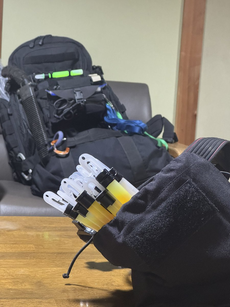 tsukurikatame1's tweet photo. 俺は自分の命をかけて他の人命を救うためならなんでもする

今の自分は終わりの見えない救助と戦ってる
眠くても眠れず、食べたくても食べれず誰にもあの時の事は語れないし
余震の中家に潜る恐怖も、
この極度のストレスも体験はできないし
言葉にする事も不可能だ
AARした際、もし判断をミスしていたら周りの人、要救助を俺が殺していた。
そう思うと奈落の底に落ちた気分だ
俺は日本中のテレビや日本国民を巻き込む大きな渦に入りこんだ

元々俺は性格上SNSに向いてない
活動はひっそり続け、投稿は必要なもののみにする。

でももし俺が次被災者だったら俺みたいなやつが横に居てほしい。
若いやつは是非ともますらお「大丈夫」俺さえいれば大丈夫っていう気概をもってできる範囲で活動に当たってほしい、有難う🇯🇵