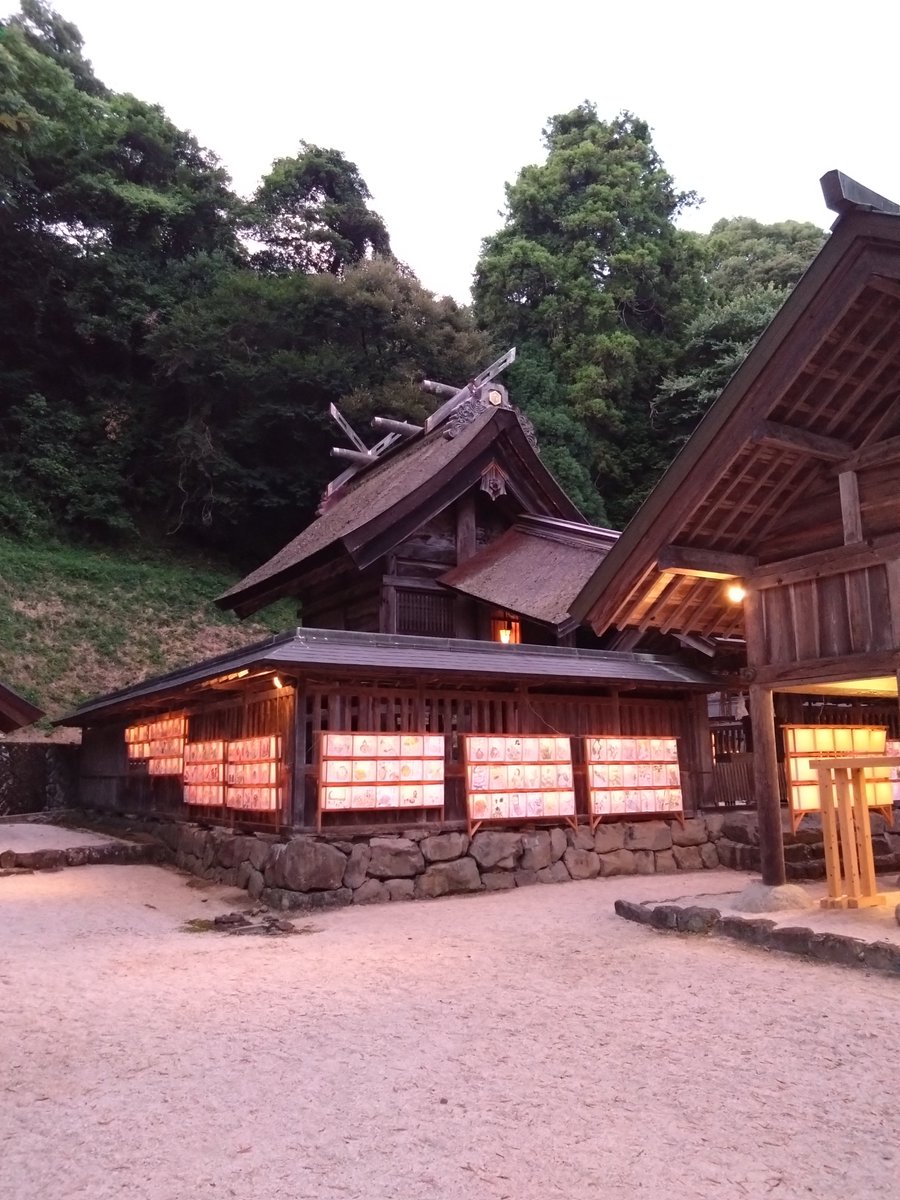 manaijinja's tweet photo. 昨夜は夏越祭でした。行燈に灯りを入れた夕方から多く���参拝者がありました。高い場所の境内は少し涼しい風が吹いていました。
８月に入りますが、暑さはまだまだ続きます。熱中症にはくれぐれもご注意ください。

#猛暑
#神社
#８月 https://t.co/XefSB33ApP