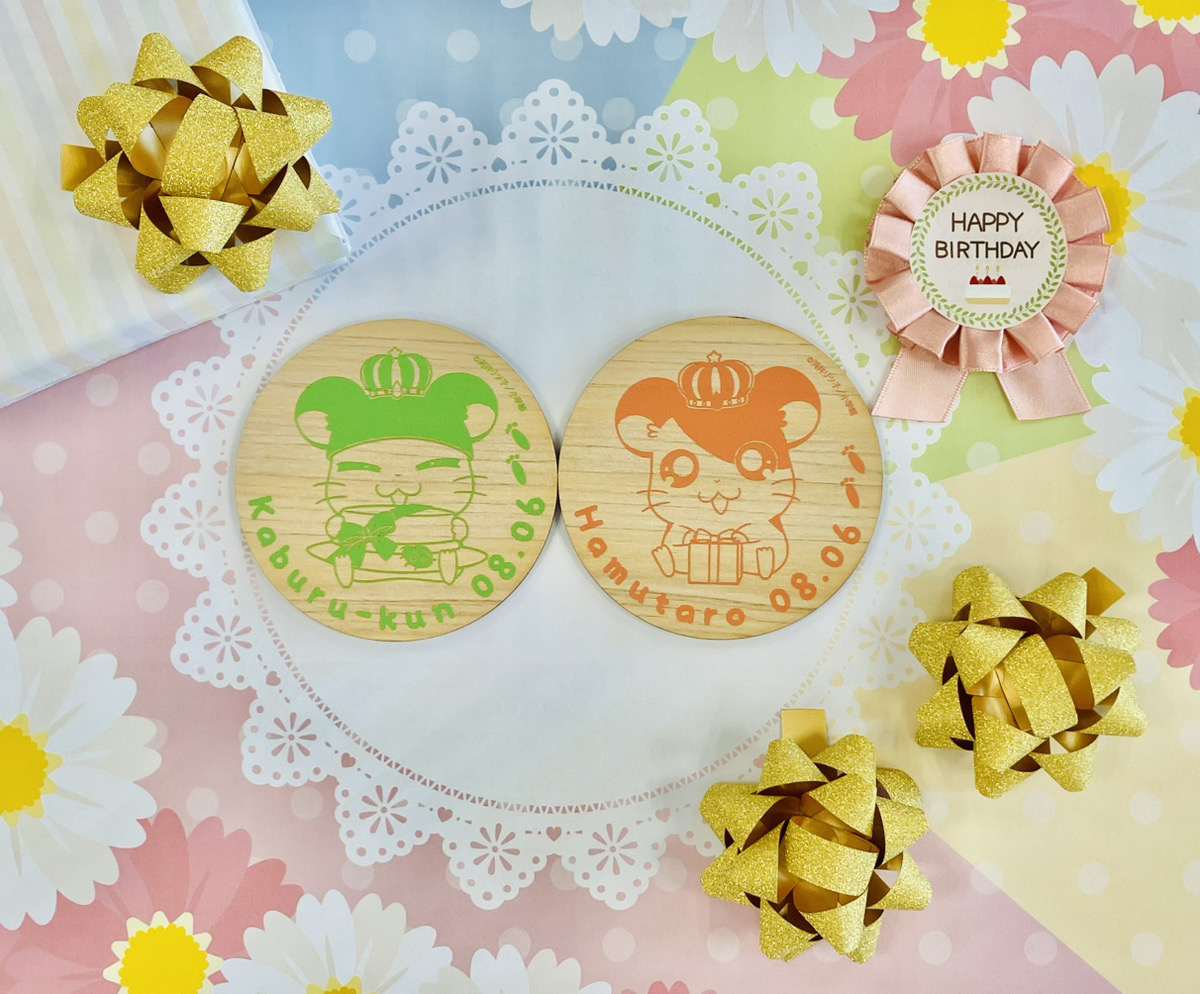 ttk86shop's tweet photo. 🌻‥∵‥‥∵‥‥∵‥‥🐹
#とっとこハムタウンショップ
～お誕生日2026グッズ情報～
🐹‥∵‥‥∵‥‥∵‥‥🌻

8/6(木)ハムタウンショップ(店舗)にて発売予定の
🎁ハム太郎
🎁かぶるくん
お誕生日グッズをご紹介👑🎉

『カンバッジ』
『アクリルキーホルダー』
『ウッドコースター』
『アクリルスタンド』(店舗限定販売)
『キャンバスプレート』(店舗限定販売)

集めて良し❣飾って良し❣のアイテムが盛りだくさん🎶
ハム太郎、かぶるくんのお誕生日を素敵に彩りましょう🎂

#ハム太郎　#ハムタウン