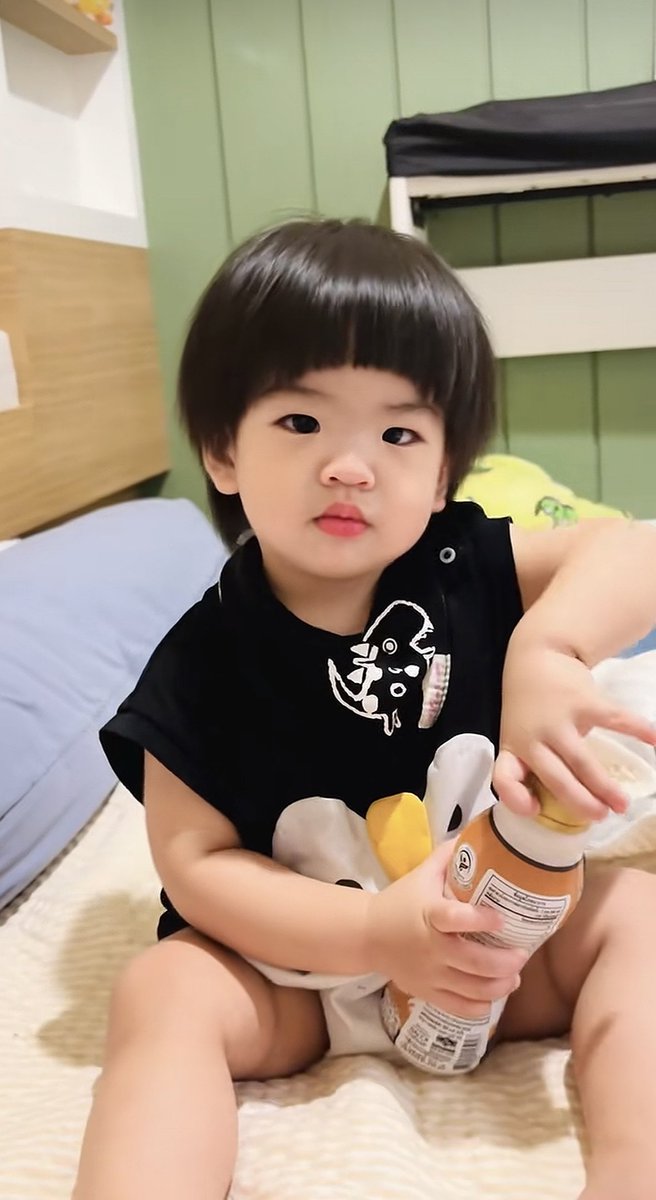 piemamichi's tweet photo. อายุ 1 ขวบ แต่เบื่อแล้วนมขวด อยากกินนมโปรตีน 555555555555555555555 https://t.co/dAuCkwXDQL