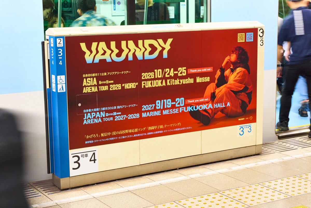 Vaundy_AWS's tweet photo. #Vaundy

福岡県 地下鉄天神駅&唐人町駅
ホームドアにVaundyが登場!!

掲載期間：〜8/3(月)

※写真撮影等の際は、駅利用者様のご迷惑にならないよう、十分なご配慮をお願いいたします。

-

📌自身初の海外アリーナツアー
6 cities 11 shows !!
ASIA ARENA TOUR 2026 "HORO"
10/24(土)-10/25(日)
at 福岡 北九州メッセ
https://t.co/uClEgsscdl

📌自身最大規模のアリーナツアー
全国13都市30公演 !!
JAPAN ARENA TOUR 2027-2028
9/19(日)-9/20(月祝)
at 福岡 マリンメッセ福岡A館
https://t.co/QgybGj0Le7