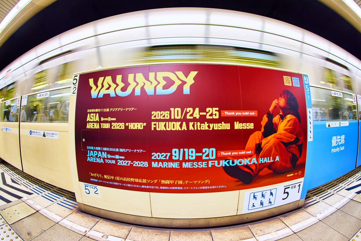 Vaundy_AWS's tweet photo. #Vaundy

福岡県 地下鉄天神駅&唐人町駅
ホームドアにVaundyが登場!!

掲載期間：〜8/3(月)

※写真撮影等の際は、駅利用者様のご迷惑にならないよう、十分なご配慮をお願いいたします。

-

📌自身初の海外アリーナツアー
6 cities 11 shows !!
ASIA ARENA TOUR 2026 "HORO"
10/24(土)-10/25(日)
at 福岡 北九州メッセ
https://t.co/uClEgsscdl

📌自身最大規模のアリーナツアー
全国13都市30公演 !!
JAPAN ARENA TOUR 2027-2028
9/19(日)-9/20(月祝)
at 福岡 マリンメッセ福岡A館
https://t.co/QgybGj0Le7