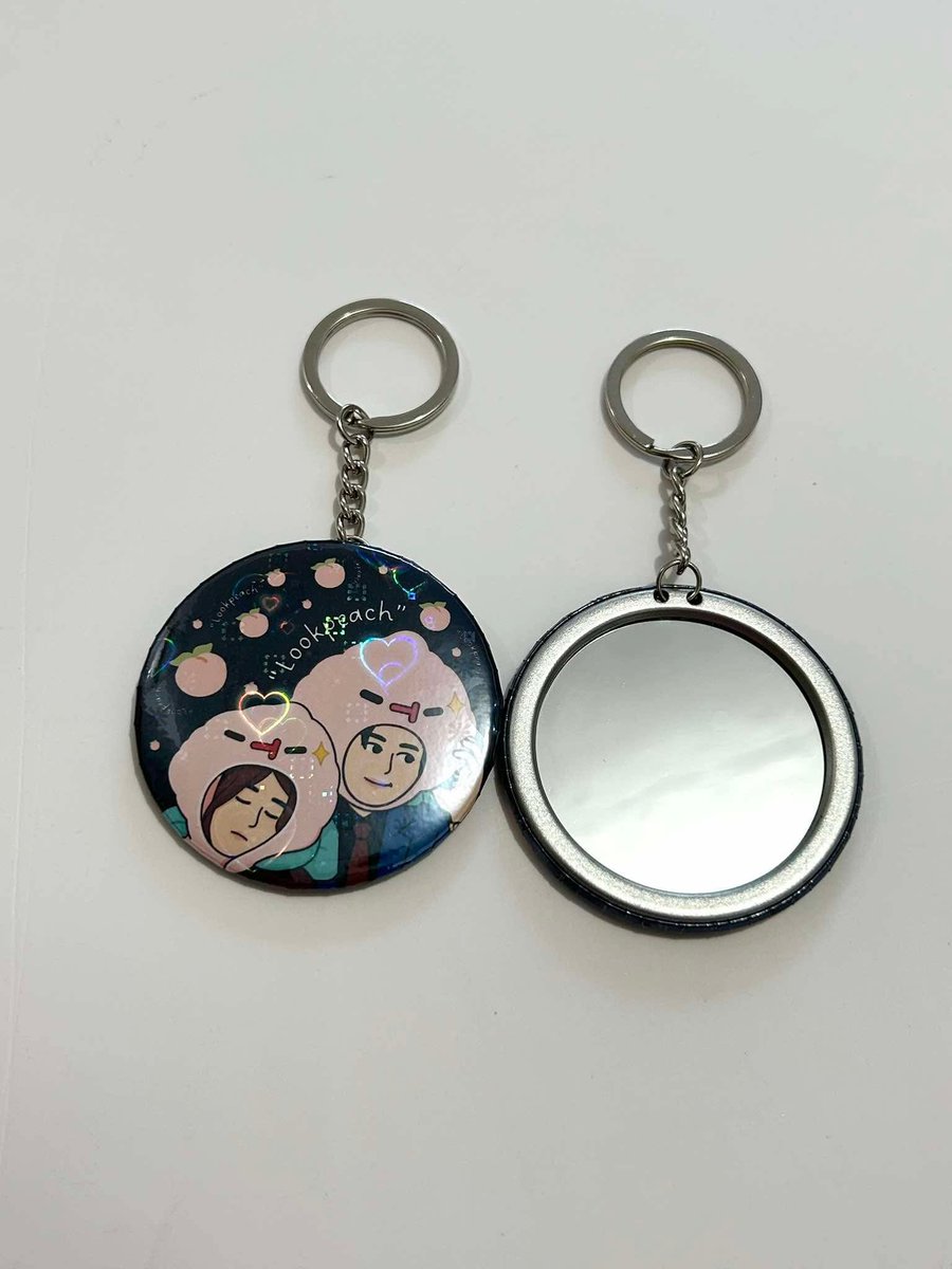 andie4ppw's tweet photo. PondPhuwin Rendezvous in Manila 

✨ Fan support by @andie4ppw

FREEBIES 💗

💟 40pcs. Thee and Peach Compact mirror keychain
💟 100pcs. Random PPW Photocards 

All designed by me ✨

❗1:1
❗Open for trades 

#PondPhuwinRendezvousinManila
#PondPhuwinRendezvousinPH
#PondPhuwin https://t.co/PZQej6rol2