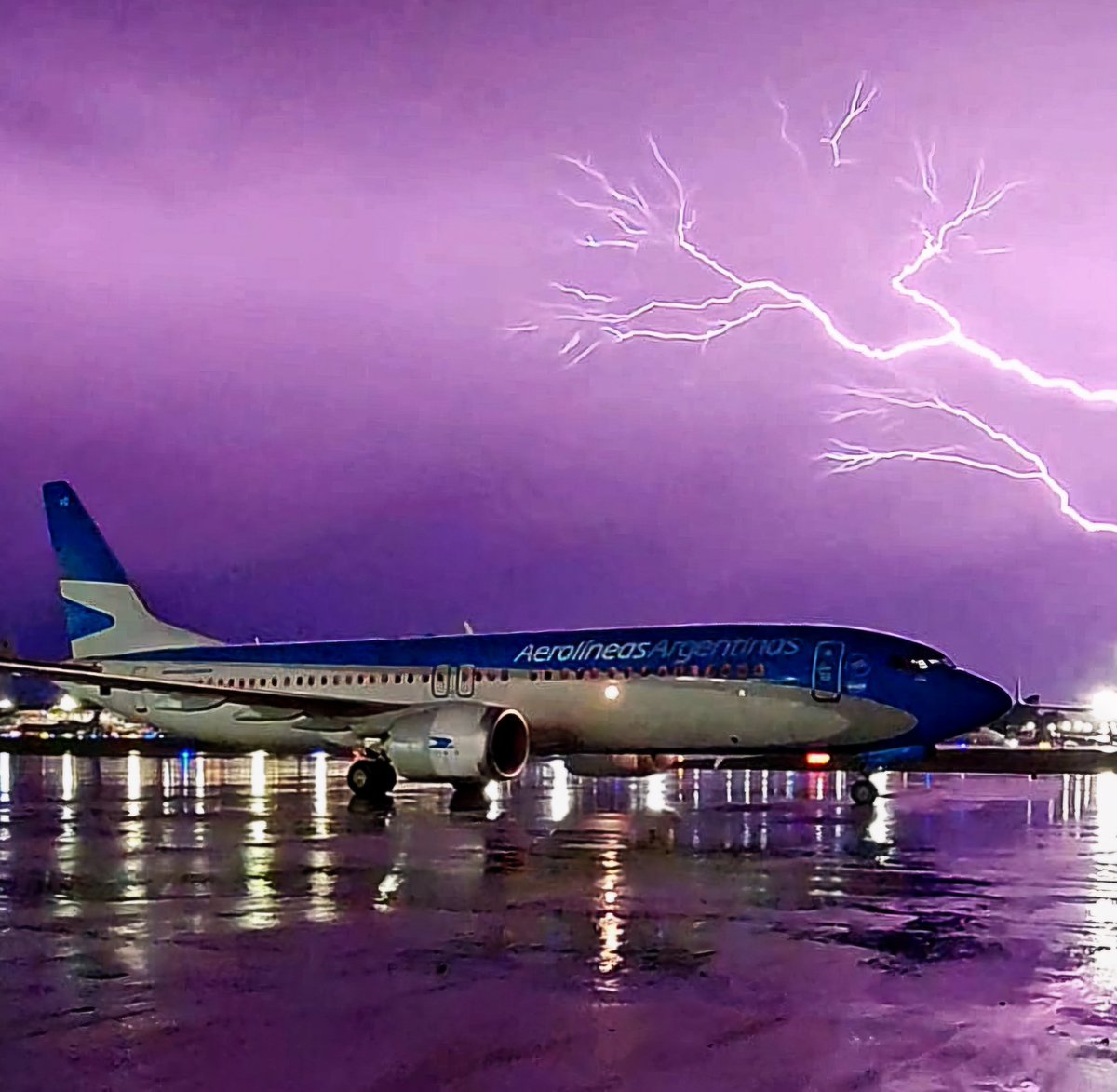 A4KikeLippi's tweet photo. Noche complicada en Aeroparque ... tengan paciencia ... estamos viendo por dónde evadir el mal tiempo. https://t.co/Q1ufH6xgrb