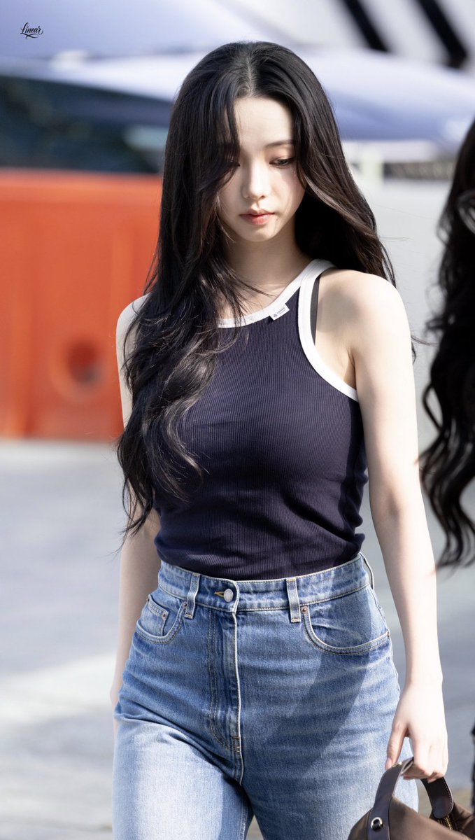 aerihyaeri's tweet photo. not las chinas llamando a ESTA mujer gorda cuando son ellas las que se tiene que editar el cuerpo y los teléfonos que venden en su país ya vienen con filtros predeterminados de fábrica 😭. Karina tiene y tendrá uno de los cuerpos más sanos de la industria del Kpop
#aespa #karina https://t.co/f1AHmF47hr