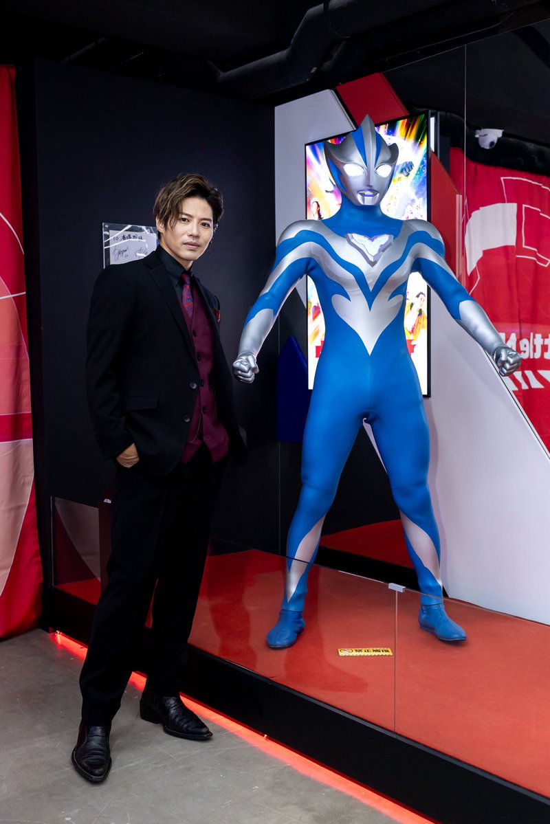 takaya_aoyagi's tweet photo. MEETS TEO in HONG KONG 
テオとのツーショット
ウルサマも楽しみ！
#ウルトラマンテオ https://t.co/N948E29CLh