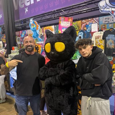 boredcollector's tweet photo. NSCC with this lucky cat #veefriends https://t.co/ASFnlQAcEQ