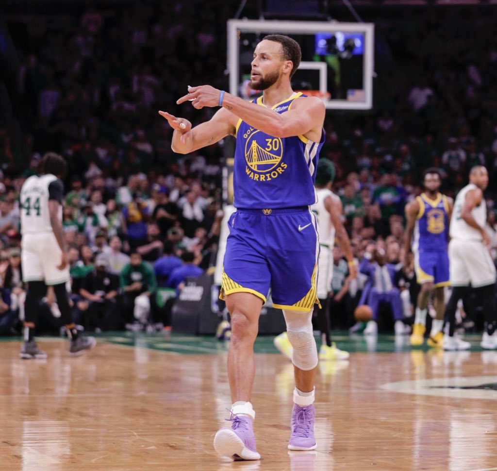 b0y1da_'s tweet photo. When Steph pointed at that ring finger in Boston https://t.co/hW3F0Hwv2i