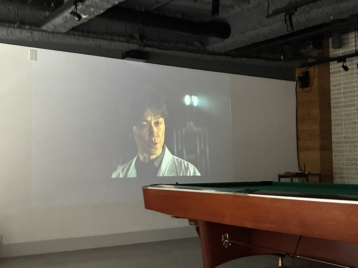ShakshakApple's tweet photo. 毎週末アパートで映画を上映している
東野圭吾さん追悼上映で『容疑者Xの献身』を初めて観た

恐ろしく素晴らしい
全てが伏線で、描かない部分で読者視聴者に間違えた想像をさせ、裏切る
現代文学のトップである理由がわかる

リツイート元の言葉ような作品だった
Xと性格が重なるので共感し涙した https://t.co/BInKiQGu75