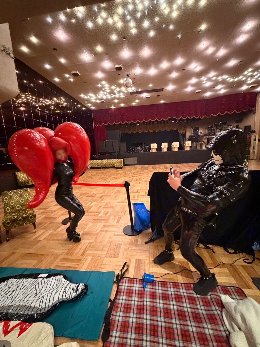 k618488's tweet photo. FETISH BAR Candy🥂
たくさんの方とお話しできる素敵な時間でした。
昭和レトロなダンスホールの雰囲気も圧巻✨
主催の雛奈子さん、スタッフの皆さま、ご一緒してくださった皆さま、ありがとうございました！@FetishBarCandy
フェティッシュを「��り合える」場所。また伺いバーです。 https://t.co/B85US92ILZ
