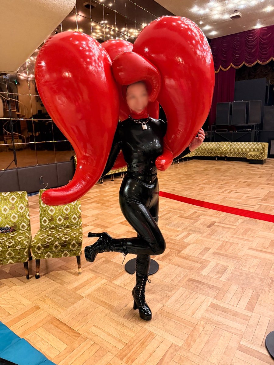 k618488's tweet photo. FETISH BAR Candy🥂
たくさんの方とお話しできる素敵な時間でした。
昭和レトロなダンスホールの雰囲気も圧巻✨
主催の雛奈子さん、スタッフの皆さま、ご一緒してくださった皆さま、ありがとうございました！@FetishBarCandy
フェティッシュを「��り合える」場所。また伺いバーです。 https://t.co/B85US92ILZ