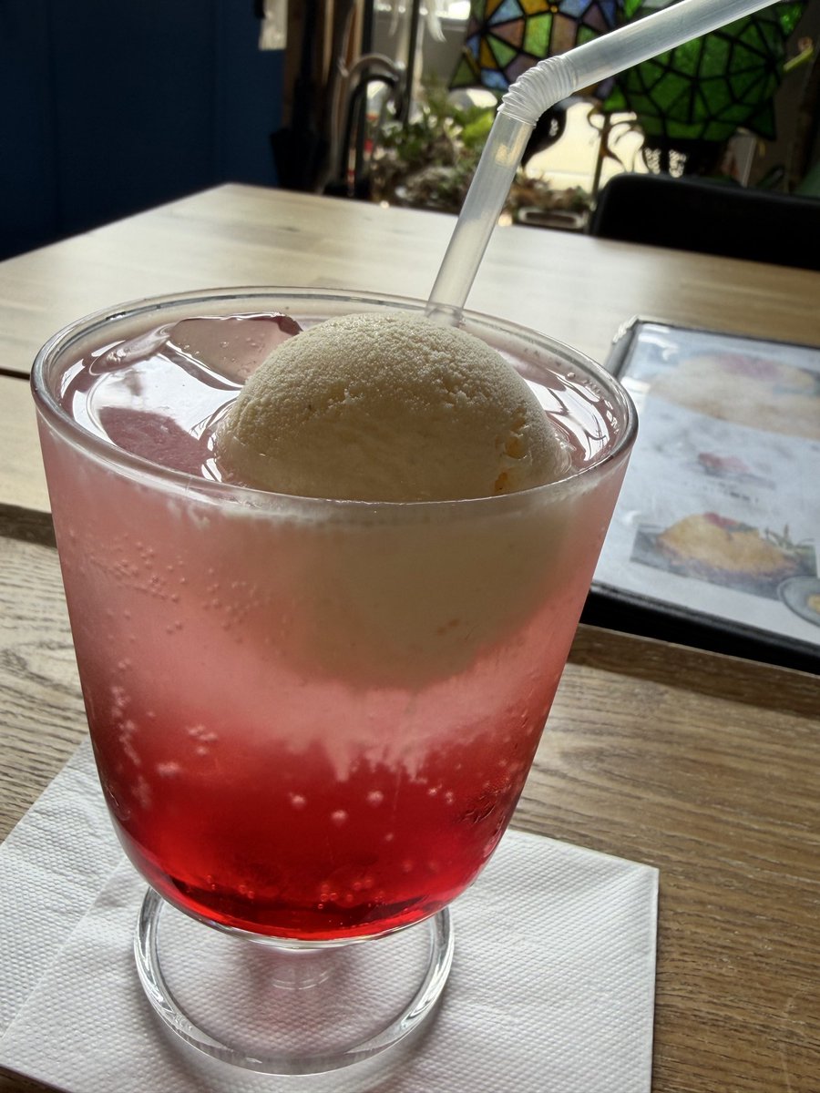 neko3112's tweet photo. お散歩してコーヒー飲んで帰ろと思ったのになんかクリームソーダ🍹なんてガラにもない可愛いもん飲んじゃうくらい暑い朝散歩です。www https://t.co/3xf7YsB0Xk