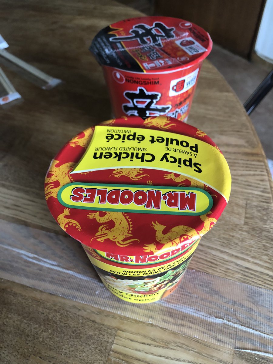 ZeroGGGRRR's tweet photo. 昼どっち食べようかな_(┐「ε:)_貰い物なんだけど片方、日本語1文字もないんだけどこれ大丈夫ー？？？？辛さのレベル怖いんだけどw https://t.co/WmKUhHXEIQ