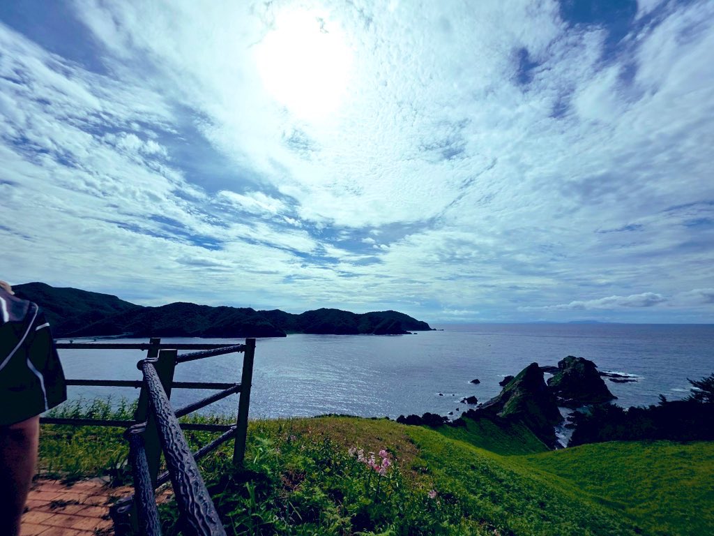 tsuyuki369's tweet photo. 知らないともったいない。

僕の口癖は「最高です」
 
何が起きても「最高！」
どんなことも最高の出来事になる。
 
「最高です」の口癖は

自分の身に降りかかる全てを 
「最高」だと決める覚悟です。
 
ネガティブな口癖がある人は
自分が発する言葉が、
どれほどの影響力を持つのか 
残念ながらまるで分かってない。
言霊次第で運命が変わる。

頭の中で思うだけじゃなく
言葉にして耳でも聞いてる。

口癖を聞き続けていたら
思考も、現実もそうなっていく。
脳をポジティブな言葉で
洗脳していくんだ。

言霊をポジティブにすれば
あなたの身を守ってくれるよ。

ぜひ実践して
試してみてよ。

まずは、
知らず知らずのうちに身についた
自分のネガティブな口癖に
気付くことが大事。

人生がつまらないと思う方は 
あなたの口から出る言葉を
今一度見直してみてください。

言葉には言霊が宿る。

「最高です」
「幸せだなあ」
「ありがたいなあ」
「ついてる」
 
その言葉通りのことが
どんどん引き寄せられ

自分の言ったことは、
必ず返ってきます。

あなたの人生は口から
出た言葉どうりの人生になるのです。