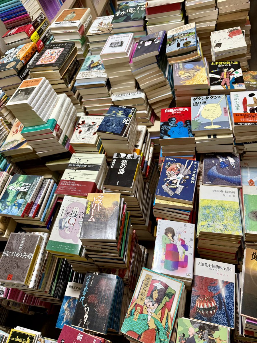 VZlHaHj18EPuhct's tweet photo. ←みんなが想像する読書好き
　　　　　　　　　　　　　実際の読書好き→ https://t.co/bSzSP603KE