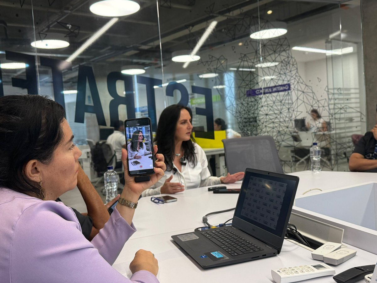 MariaFdaCabal's tweet photo. Hoy estuve en una intensa agenda en Armenia donde hablé con medios de comunicación locales y luego en Pereira en la tarde firmé mi libro en compañía de mis amigos el concejal Rodolfo y Álvaro Ramírez. https://t.co/H1YnLlRwwq