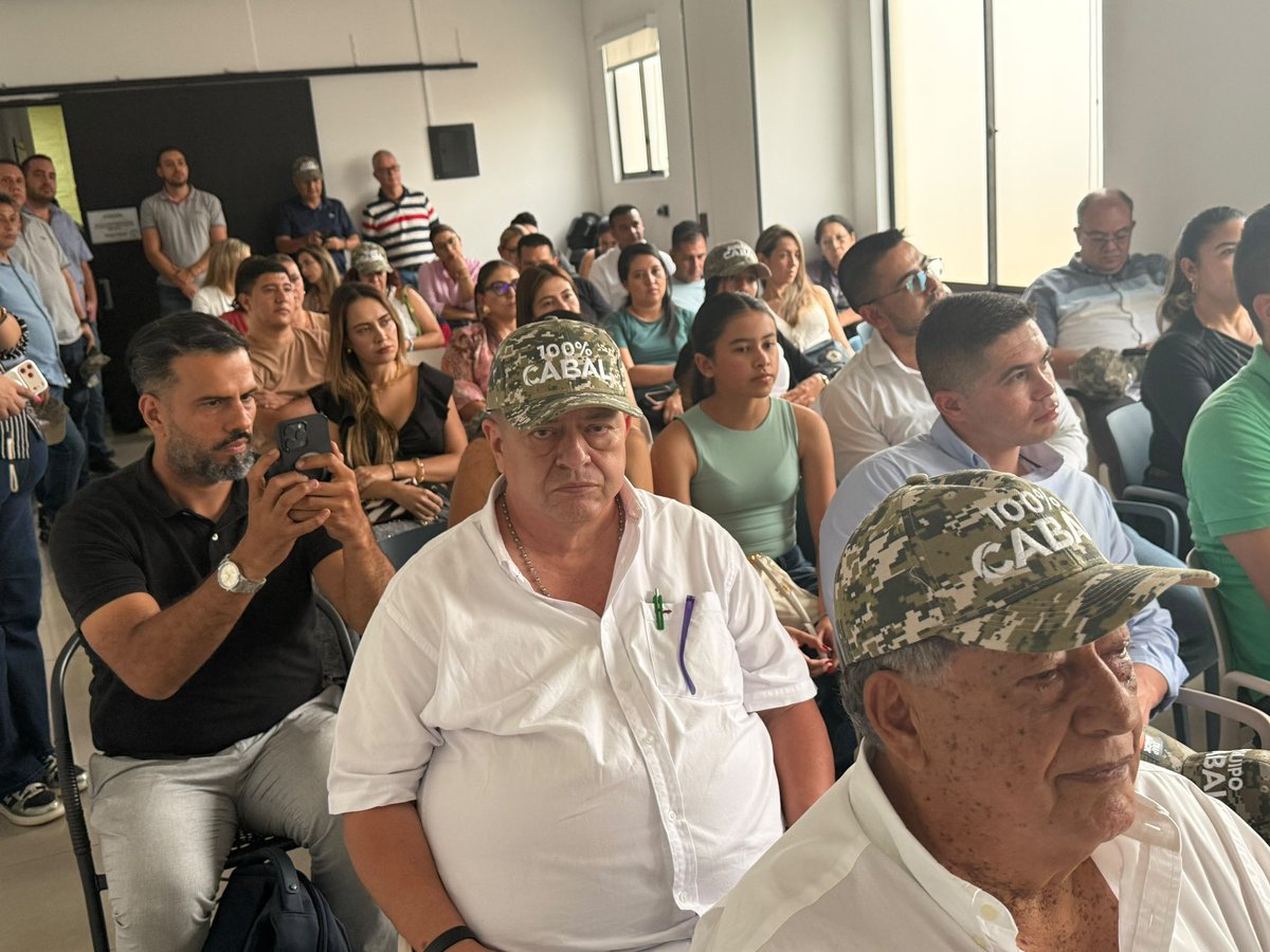 MariaFdaCabal's tweet photo. Hoy estuve en una intensa agenda en Armenia donde hablé con medios de comunicación locales y luego en Pereira en la tarde firmé mi libro en compañía de mis amigos el concejal Rodolfo y Álvaro Ramírez. https://t.co/H1YnLlRwwq