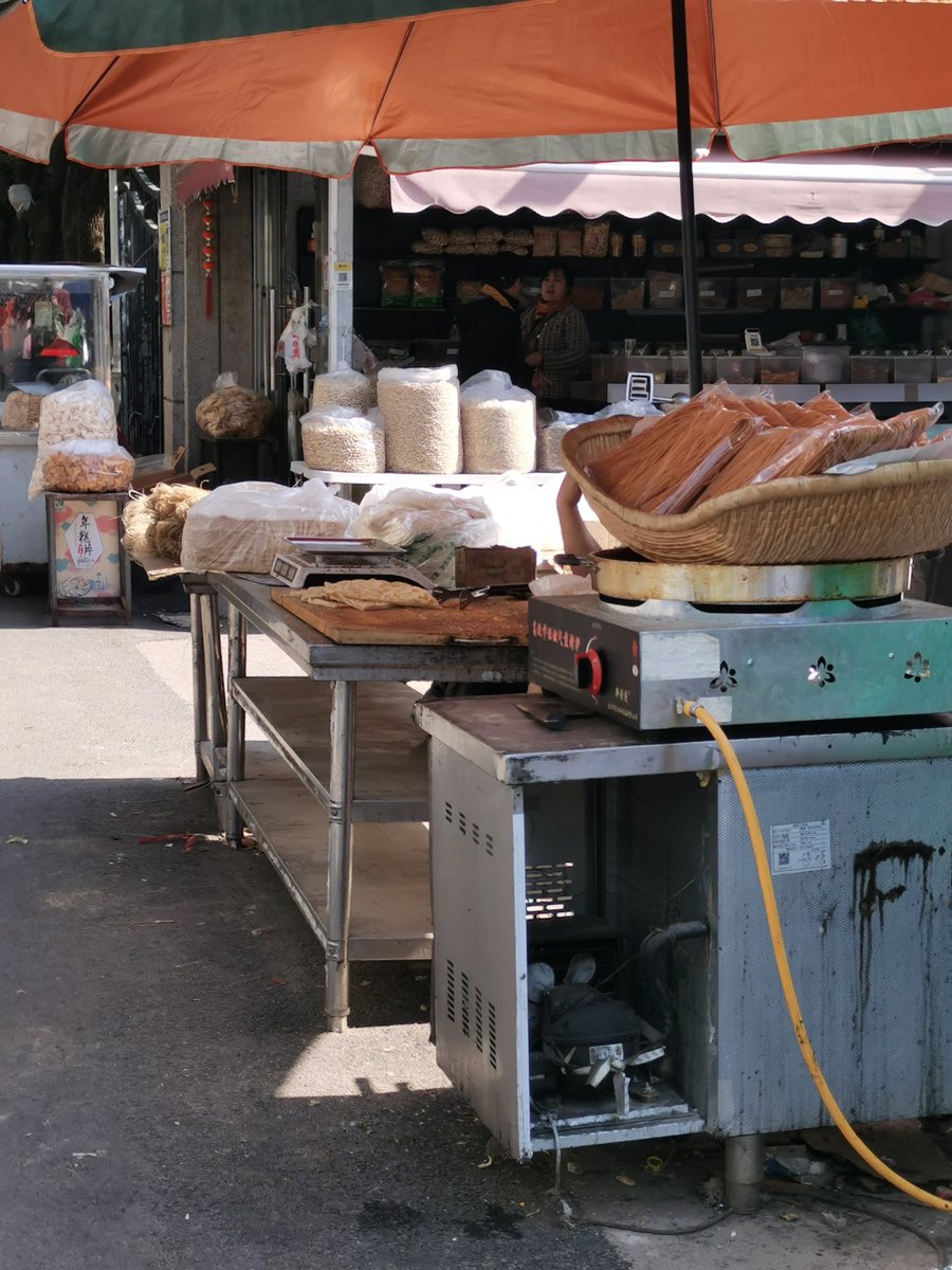 99yyeri's tweet photo. 下班路过巷口的烤淀粉肠，刷满秘制酱汁咬一口，香到跺脚！ https://t.co/zkX6KGPi2D