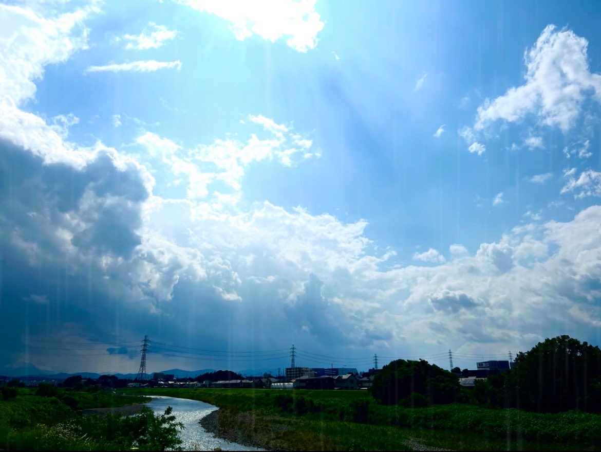 jinn_hiitan's tweet photo. ソロ弾き語りで歌うために書いた新曲『翠雨（スイウ）』。

愛猫スイを想って書きました。

「泣いて泣いて泣き疲れて
眠りに落ちて　また朝が来て
起きて泣いて　泣き続けて
枯れない涙　不思議なくらい

寂しいよ　悲しいよ　会いたいよ」

#湯野川広美ソロ https://t.co/AtuI3G1ScY