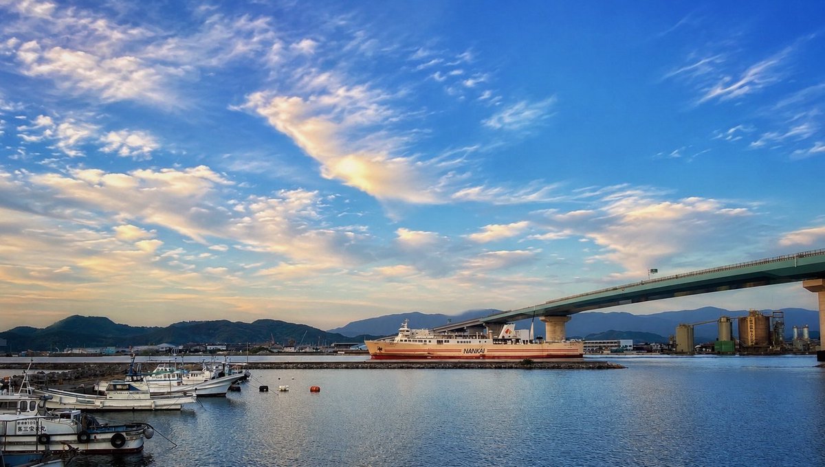 Kirara_Mai_nf's tweet photo. おはようございます。
今日、徳島港を早朝に出航するフェリーかつらぎです。 https://t.co/1udyVkUIhS