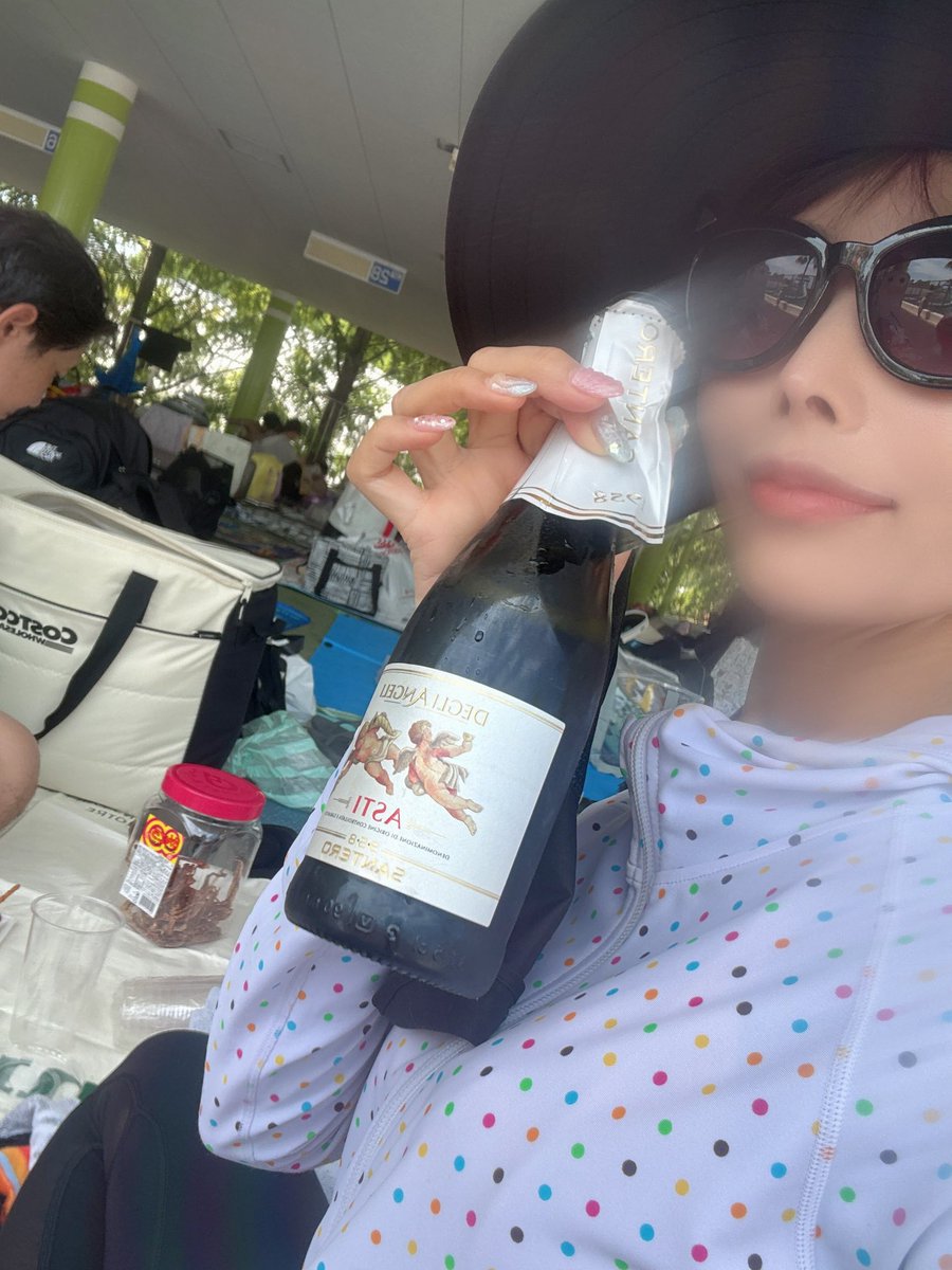 sonji_pyon's tweet photo. 大人のプールのエンジョイ笑笑
冷凍フルーツを氷代わりにASTI❤️
3週間ぶりの酒✋ https://t.co/P32JjY1iNb