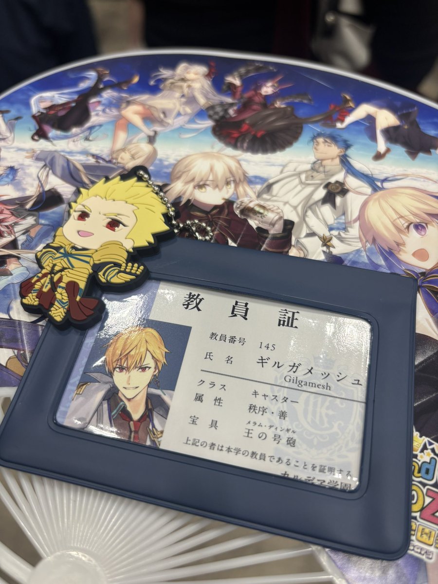 marque_025's tweet photo. 今年も肩に乗せて参戦です！！！
とりあえず入場待機列！！！

冷凍ペットボトルをホテルカルデアのタオルに包んで https://t.co/A7AgmJukbm