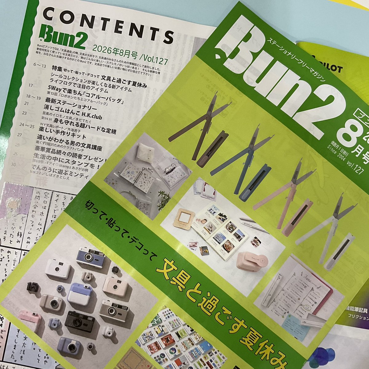 setooizumi's tweet photo. Bun2 2026年8月号　Vol.127
配布中〜

特集　切って・貼って・デッコって文具と過ごす夏休み
仕事や勉強、家庭で便利に使える注目新アイテムが続々登場！
最新ステーショナリーの情報がいっぱいです😊

ご来店お待ちしてます♪

#Bun2  #ブンツウ　#配布中　#SETO感謝祭　#文具専門店　#瀬戸大泉店 https://t.co/C6wSrXIVKg