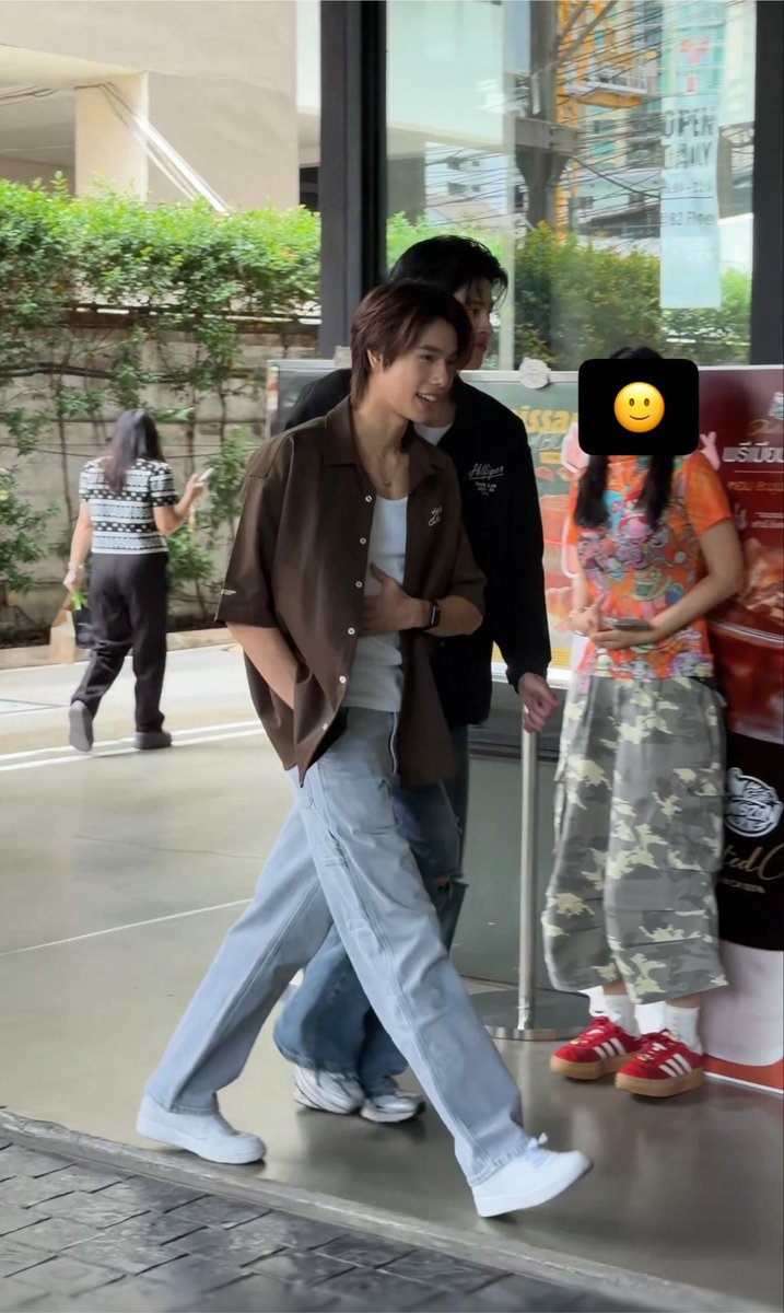 karimmmmmuu's tweet photo. ภูวินงอแงล้อสาววายเรื่องไส้ดิบ แล้วบอกว่าทุกคนไม่ถ่ายตอนตัวเองยืนข้างหน้าบ้าง😾 #pondphuwin

ตอนภูวินทร์ยืนข้างหน้า : บังปอนด์มิดกี่โมงคะ?🧍🏻 https://t.co/i3aqh6kpWQ